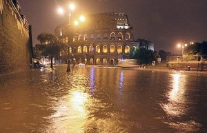 Via dei Fori Imperiali e sullo sfondo il Colosseo durante il nubifragio (Ansa)